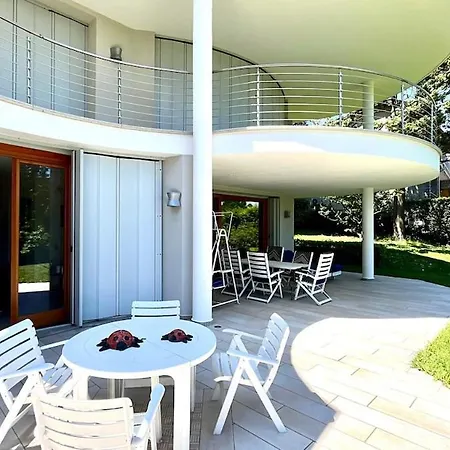 Villa Overlooking Maggiore With 3